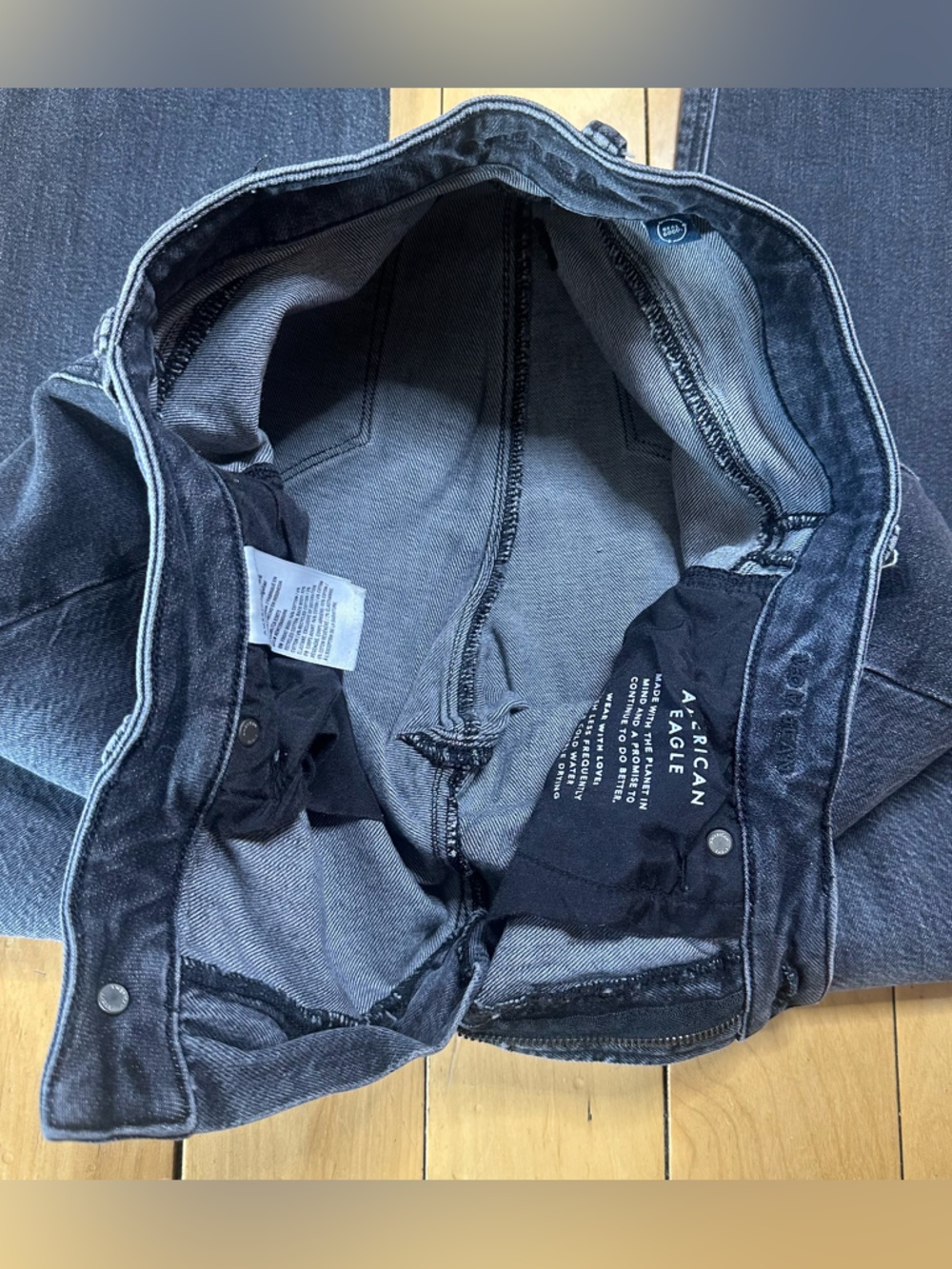 💜 American Eagle Outfitters Black Strigid Mom Jeans (4 Regular) - Picture 8 of 9